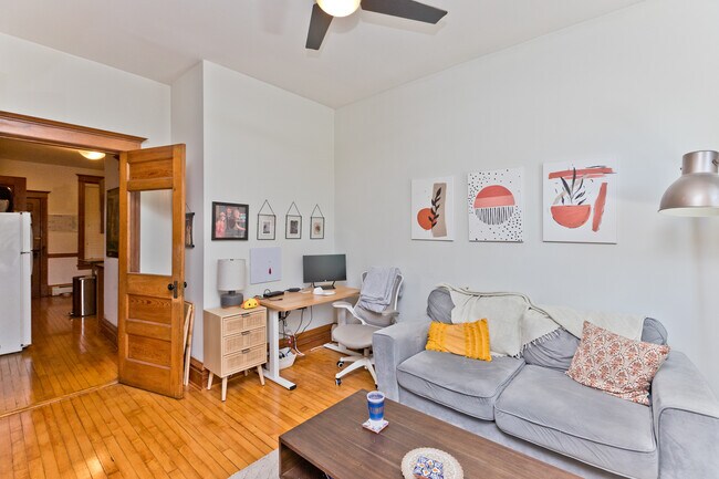 Foto del edificio - 2139 N Oakley Ave