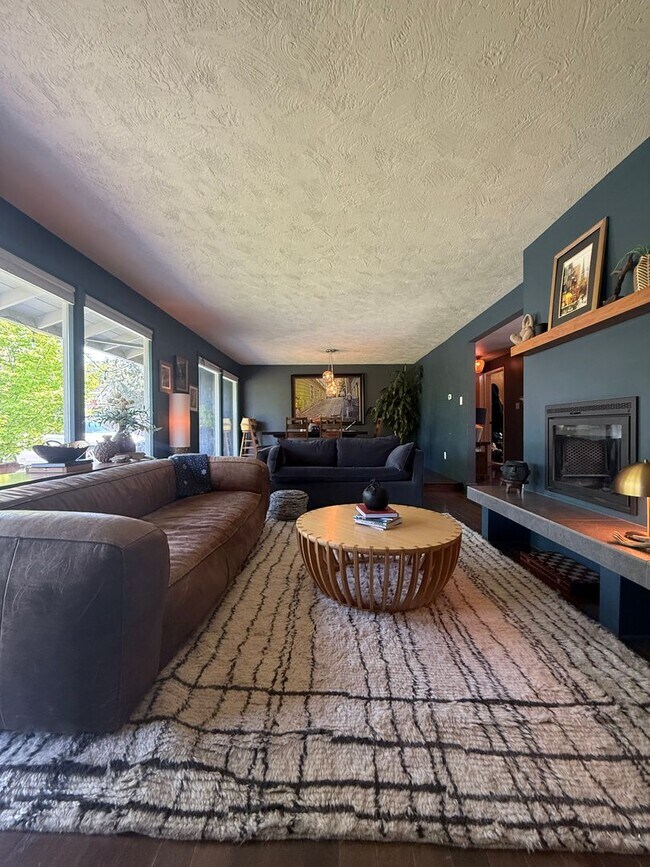 Foto del edificio - Updated Three Bedroom Ranch House with mod...