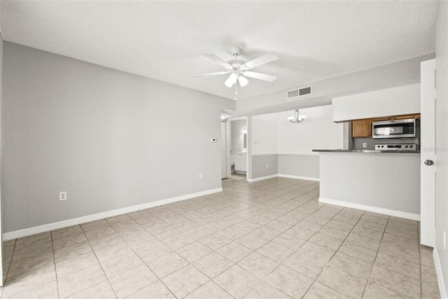 Building Photo - 806 Lake Haven Square
