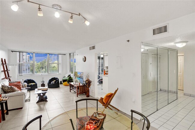 Foto del edificio - 17890 W Dixie Hwy