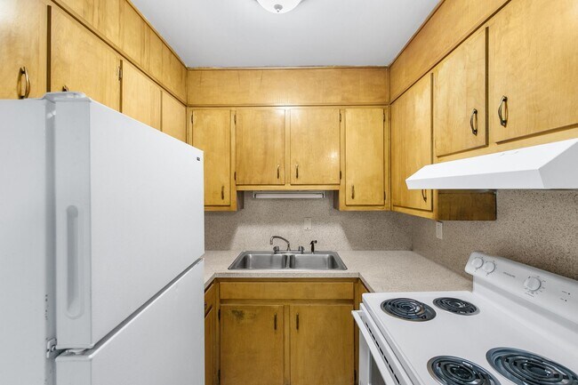 Foto del edificio - Celeste Manor - 1 Bedroom / 1 Bathroom Apartment