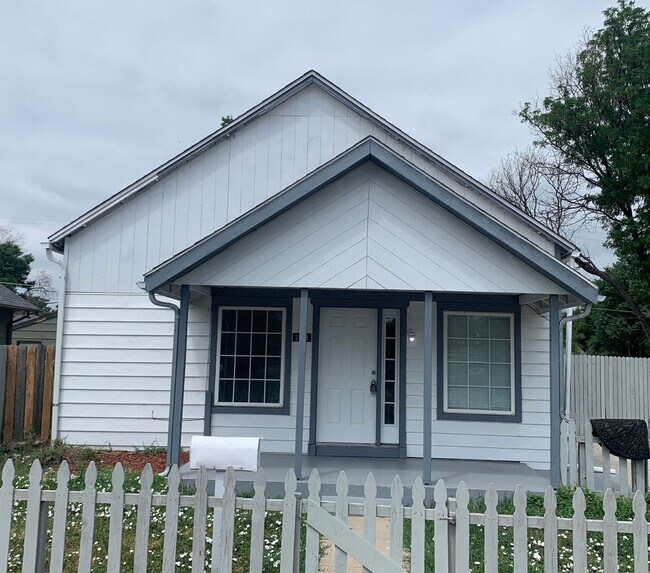Building Photo - 5 Bed 3 Bath Close to Stanley Marketplace