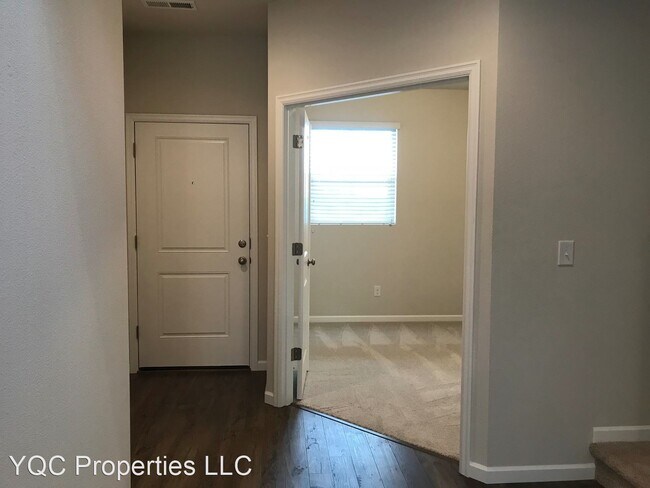 Building Photo - 4 br, 2.5 bath House - 3722 NE Kingbird St...