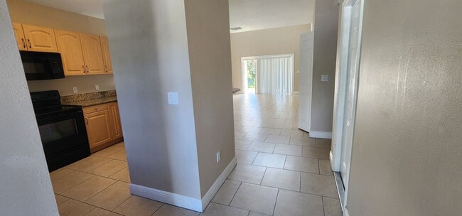 3 Bedroom 2 Bath Lakefront Townhouse - 3 Bedroom 2 Bath Lakefront Townhouse
