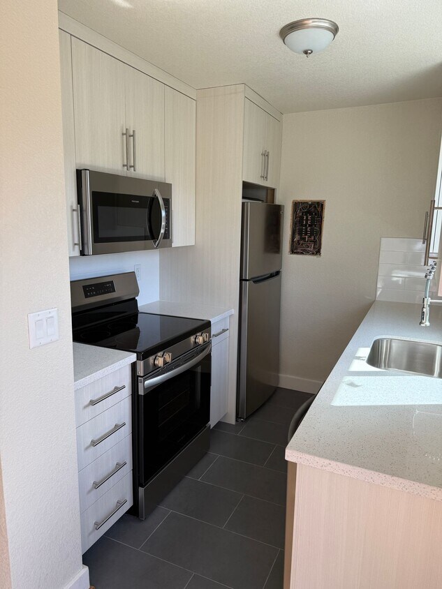 Foto principal - New Remodel 3BD 1100 SF-Faux floors-Quartz...