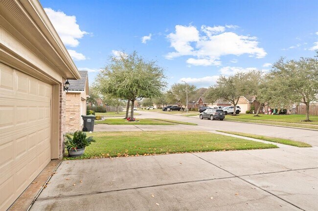 Building Photo - 1806 Majestic Oak Dr