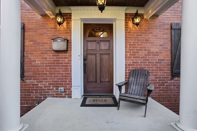 Foto del edificio - Historic Wesley Heights Home | Walkable to Uptown | 2 Primary Suites