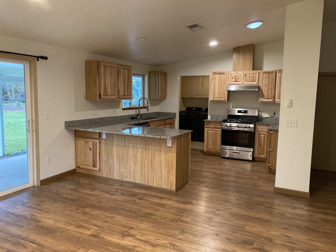 Foto principal - 6090 E Evans Creek Rd