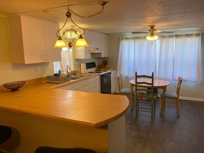 Foto del edificio - 3 bedroom, 2 bath mobile home with a boat ...