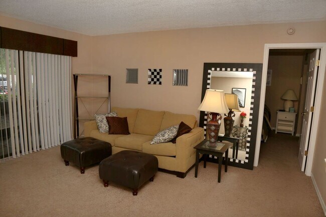 Building Photo - 1/1 first floor condo with community pool near Azalea Park