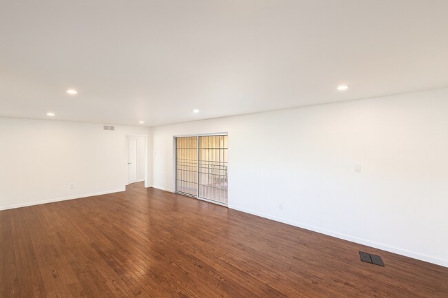 Foto del edificio - 5104-5106 East Falls View Dr.