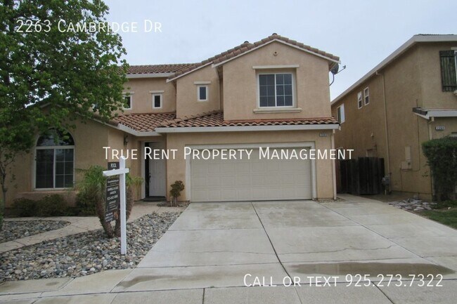 Foto del edificio - Spacious 4 Bed, 3 Bath Home with Swimming ...
