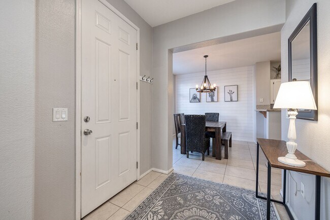 Foto del edificio - FULLY FURNISHED 2 BEDROOM CONDO IN THE NW ...