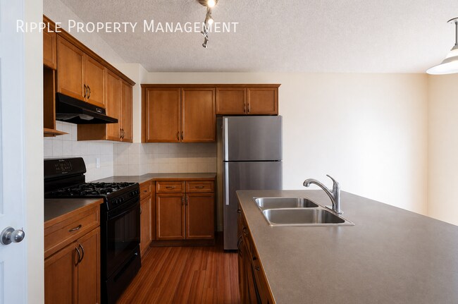 Photo du bâtiment - SPACIOUS 3 BEDS, 2.5 BATHS SINGLE-FAMILY HOUSE | Private Den & Double Garage