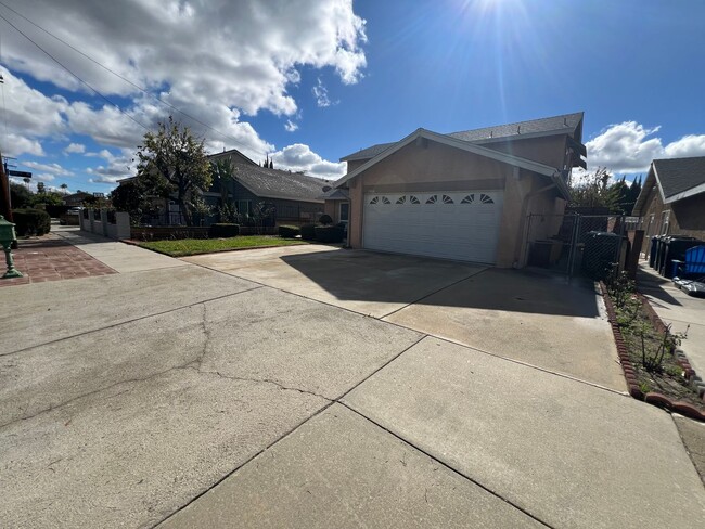 Building Photo - Great Large House ready for you to Make it a Home