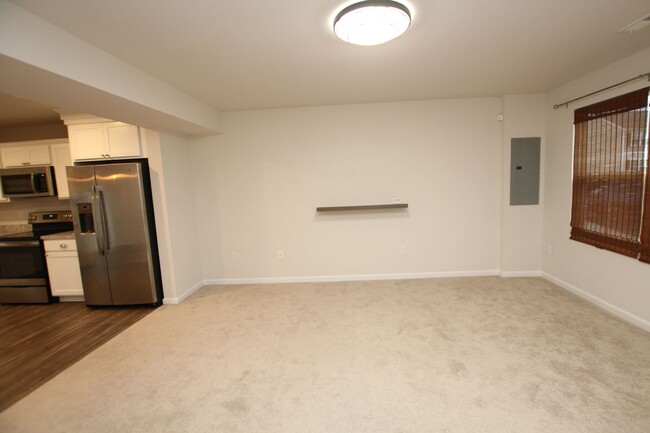 Building Photo - Easy living in this immaculate town home. ...