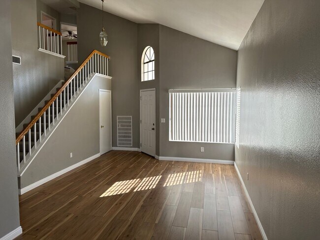 Foto del edificio - Spacious 3 bed, 2 bath, 2 car garage, 2 st...