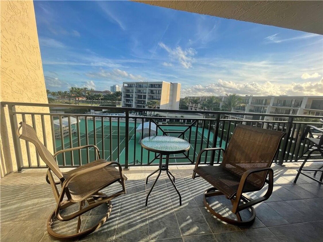 Foto principal - FURNISHED 2/2 CONDO IN RACQUET CLUB OF VER...