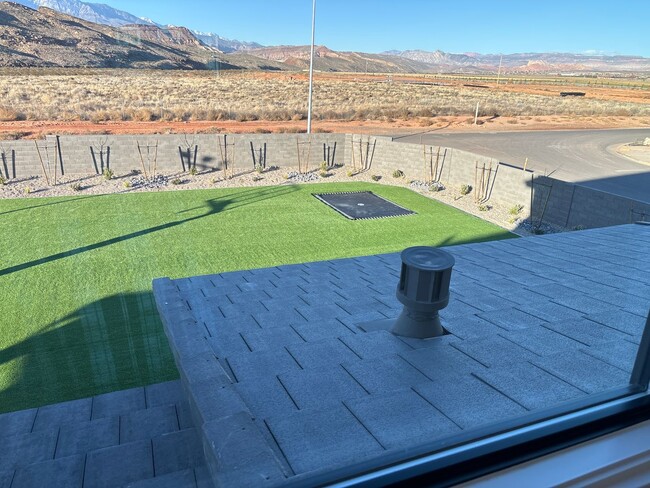 Foto del edificio - 6 bed / 4 bath / 3 car garage custom home ...