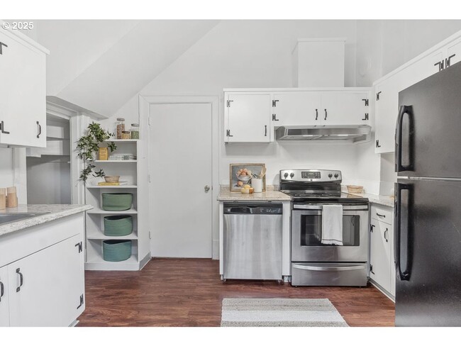 Building Photo - 2Bd/1Ba + Bonus Room Located in the Popula...