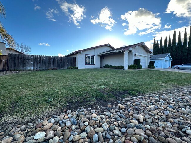 Foto del edificio - Beautiful 3 bedroom, 2 bath Oakley Home / ...