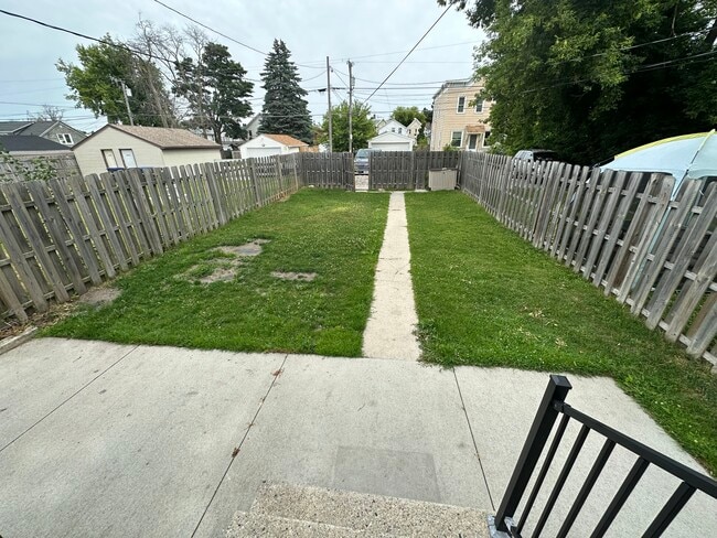 Building Photo - 1218 Saint Clair Ave