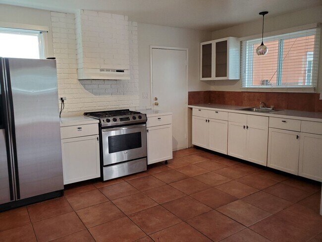 Foto del edificio - 3 bed/3 bath + LARGE BONUS ROOM and YARD for Assisted Living/Sober Living/Detox/Rehab Facility.