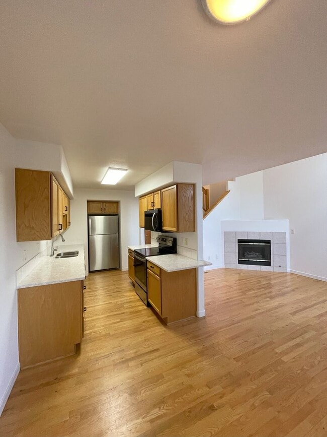 Building Photo - 584 Ridgeview Dr
