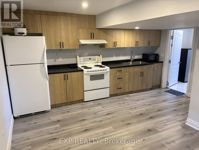 Building Photo - 1445 Dyer Cres