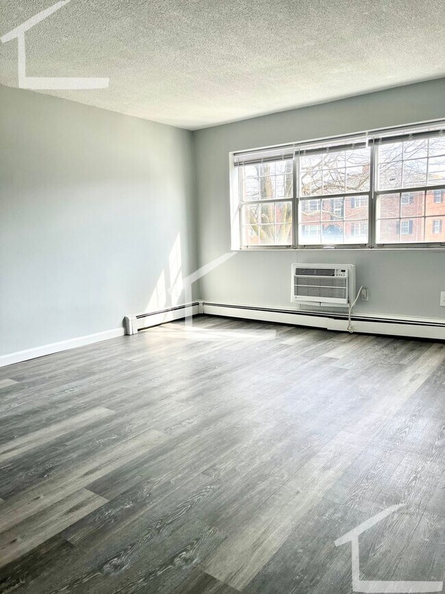 Building Photo - Fully Renovated, One Parking Space is Incl...