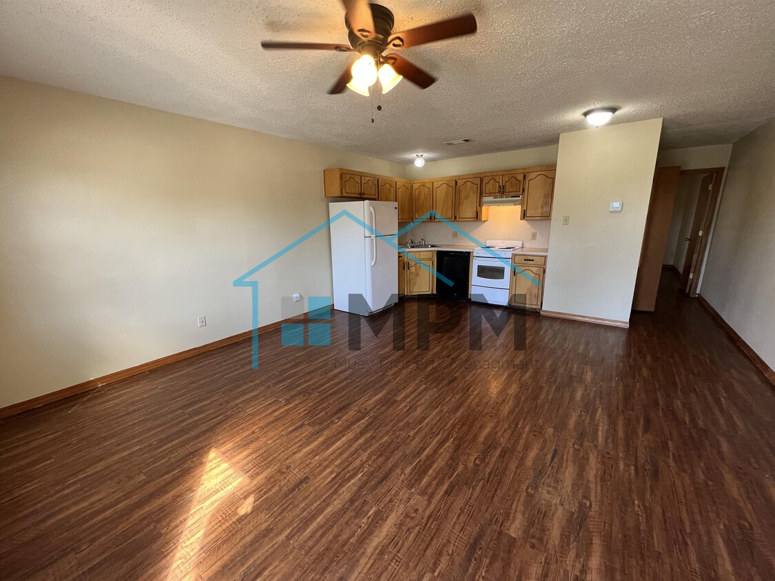Primary Photo - 100 Elmhurst Cir