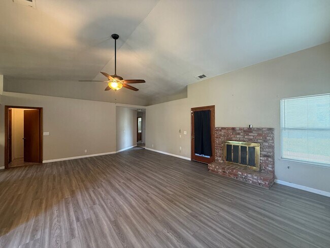 Foto del edificio - 3-bedroom, 2-bath home in Visalia, CA!