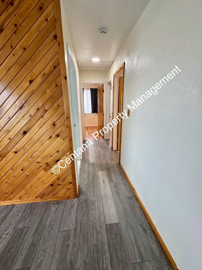 Foto del edificio - 3 Bed 1 Bath located on the flats