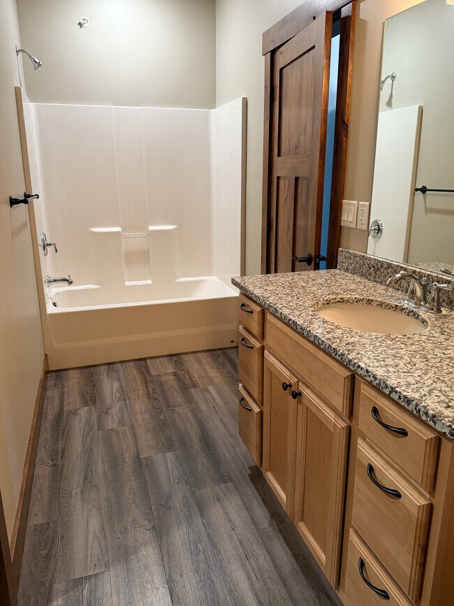 Baño 1 - 35 5th St W