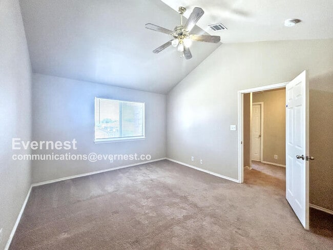 Foto del edificio - 3017 Douglas Fir Dr