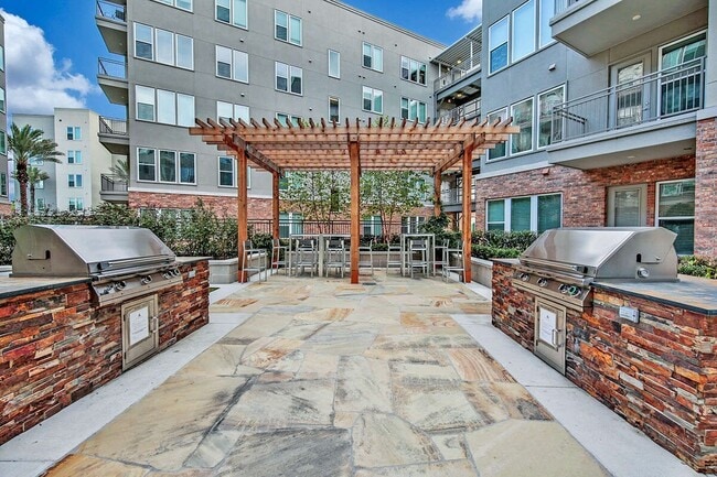 Building Photo - 150 W Sam Houston Pkwy N