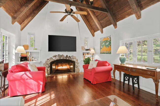 Foto del edificio - 76 Locust Hill Rd