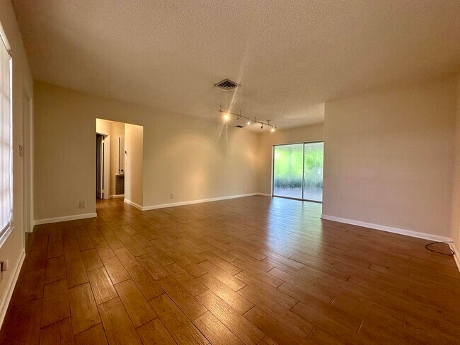 Foto del edificio - 6401 NE 7th Ave
