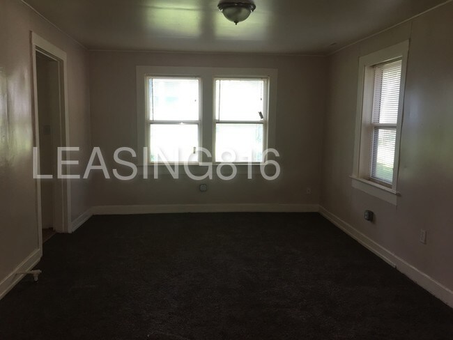 Foto del edificio - 327 N Cedar Ave
