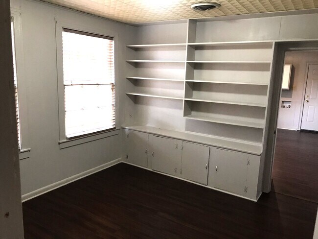 Foto del edificio - 3 Bedroom/1 bath home on corner lot with a large fenced back yard