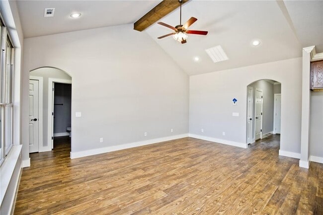 Building Photo - 302 Alder St