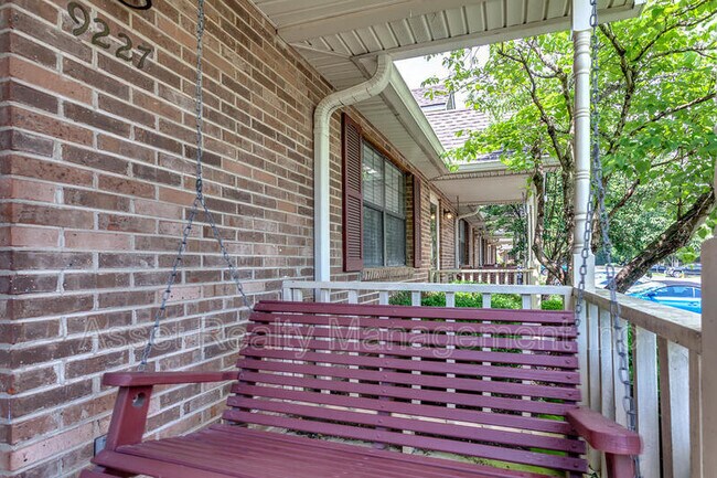 Foto del edificio - 9227 Shady Bend Ln