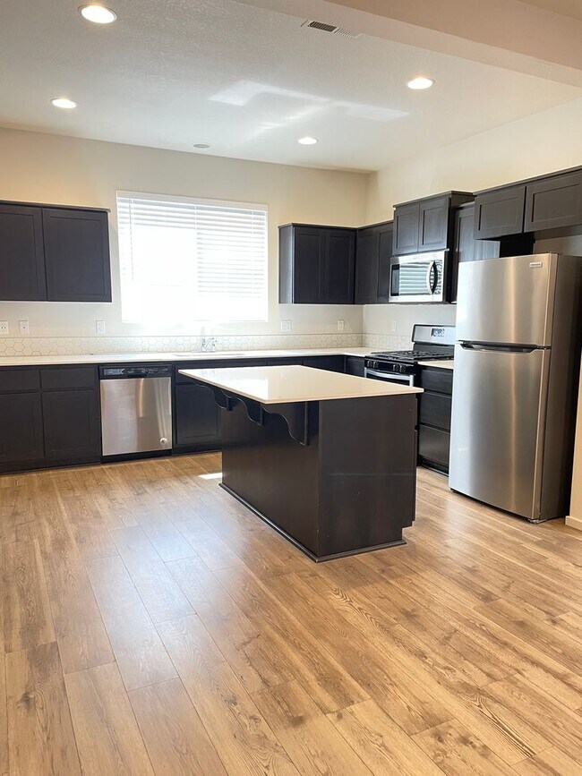 Building Photo - 4-Bedroom Home in Bethany!