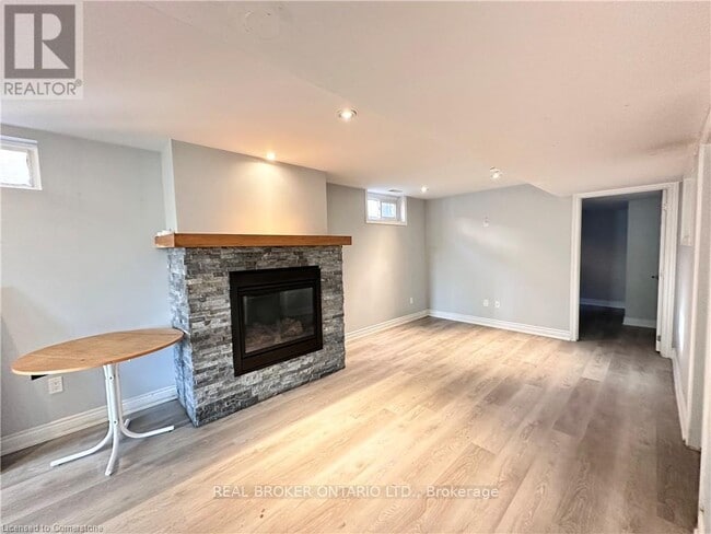 Building Photo - 60 Sandsprings Crescent