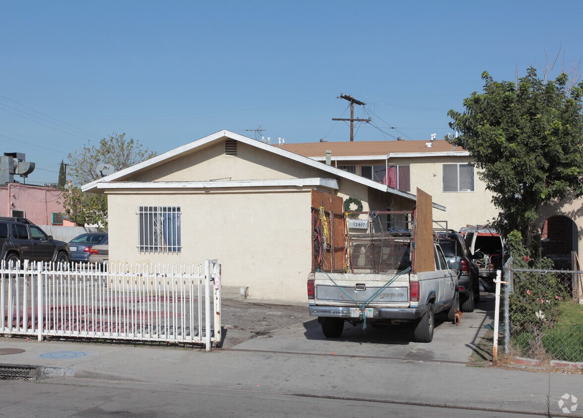 Building Photo - 2407 Sale Pl