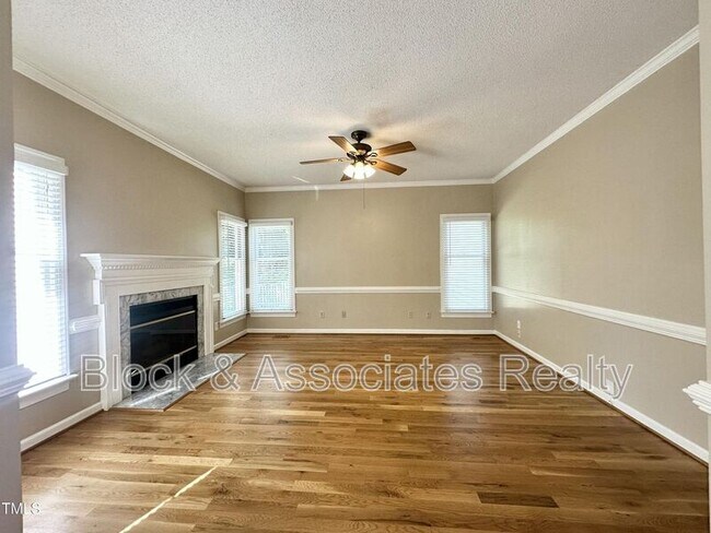 Foto del edificio - 5704 Harrington Grove Dr