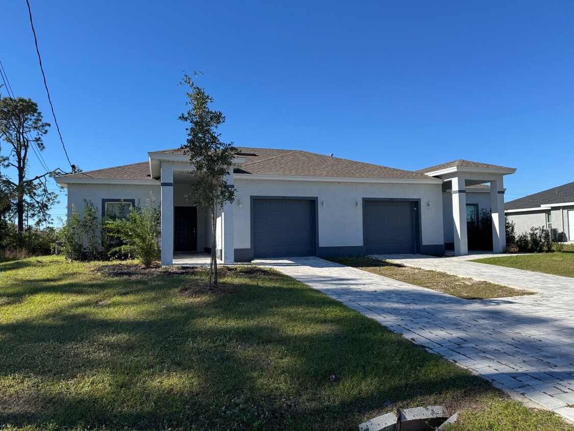 Foto principal - 3 Bed 2 Bath Duplex in Lehigh Acres