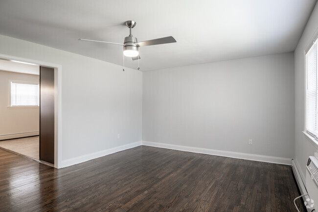 2BR, 1BA - 1,057SF - Living Room - Kings Gardens