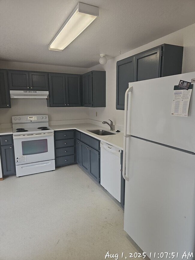 Building Photo - Auburn retro rambler home - 3 bedrooms and...