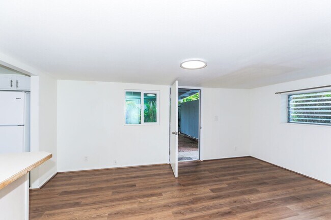 Foto del edificio - Kahala Avenue Beachside - remodeled 2 bedroom, 1 bath with Luxury Vinyl Plank Flooring